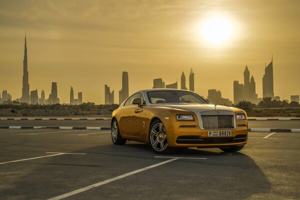 Coche de color dorado en el fondo de Dubai