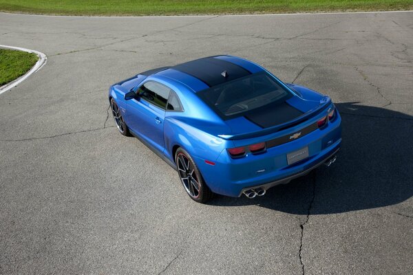 Chevrolet Camaro azul sobre fondo de asfalto