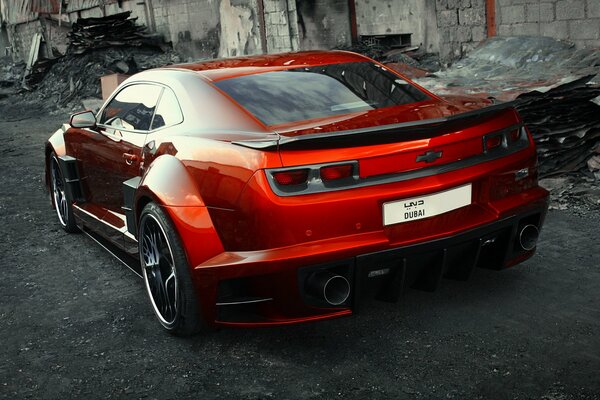 Chevrolet Camaro rojo, vista trasera