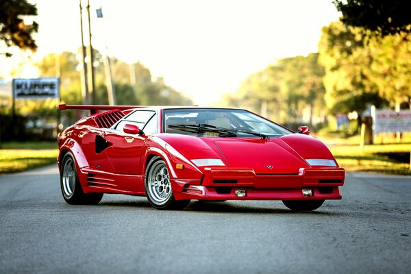 El guapo Lamborghini countach es una obra de arte automotriz única