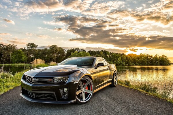 Czarny Chevrolet Camaro ss, samochód sportowy na drodze