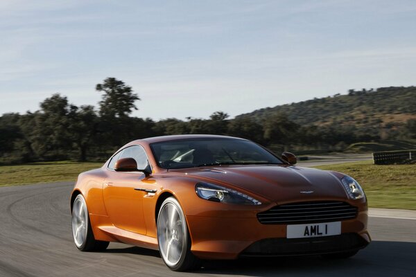 Aston Martin sulla strada sotto il cielo sereno