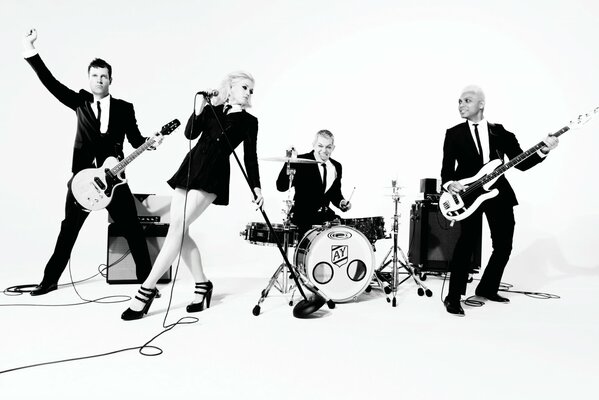 Чёрно-белое изображение группы с музыкальными инструментами