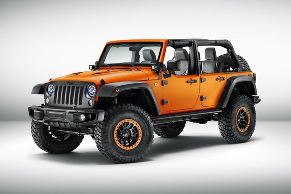 Jeep arancione su ruote ripide