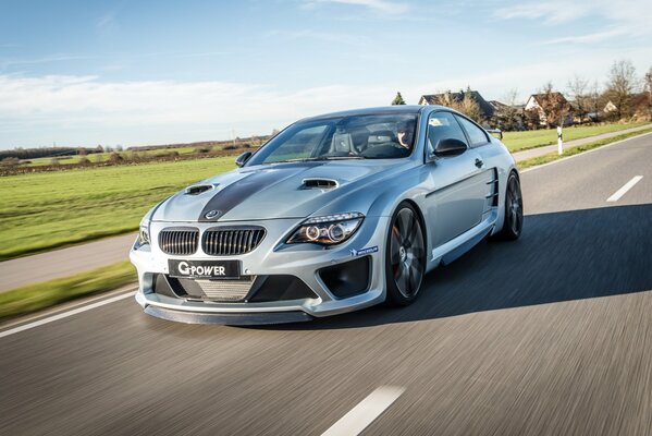 Mal Tuning BMW en la pista de campo