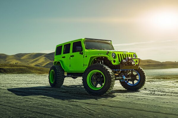 Jeep mit großen Rädern in der Wüste