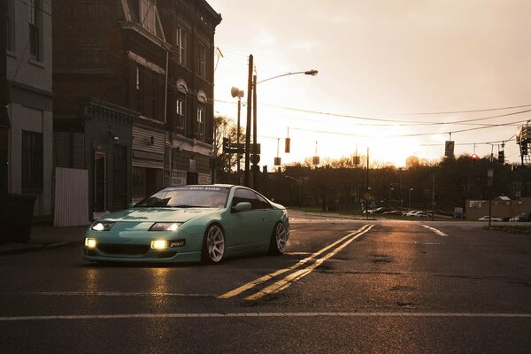 Nissan couleur menthe sur la route dans la ville