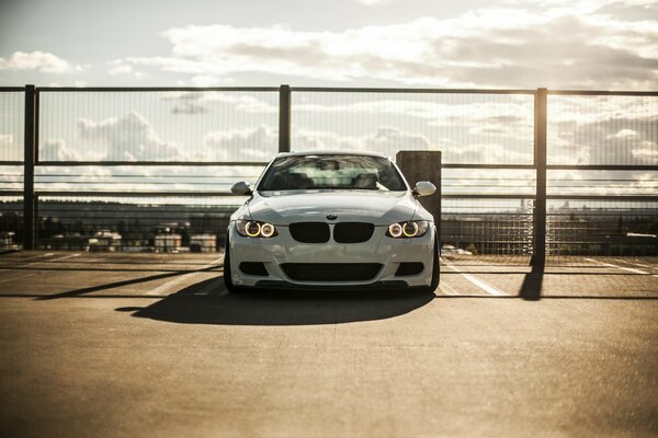 BMW sport blanc sur fond de nuages