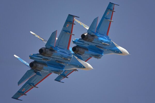 Ein Paar Su-27-Kampfflugzeuge fliegen in den Himmel