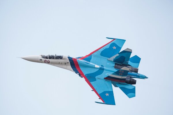 Chasseur supersonique polyvalent russe su-27