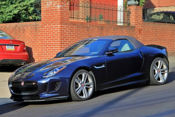 Coche deportivo Jaguar azul