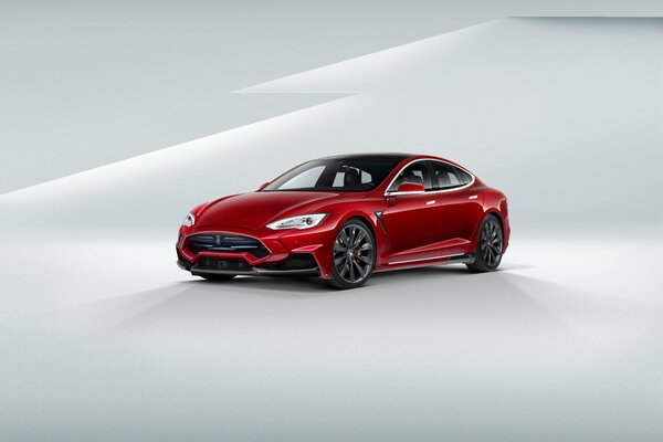 Красный электромобиль Tesla model s на светлом фоне