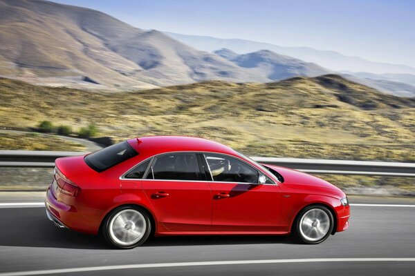 Roter Audi auf der Strecke unterwegs