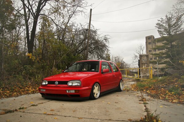 Roter vw Golf mk3 auf der Straße