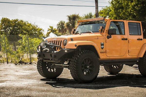 SUV naranja con suspensión reforzada