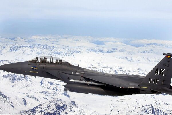 F - 15e vor dem Hintergrund des weißen Schnees in den Bergen von Alaska