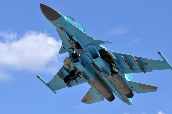 Bombardero de primera línea en el cielo azul