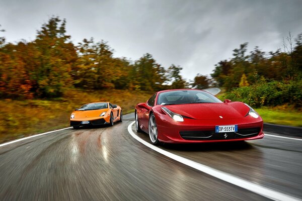 Roter Ferrari und gelber Lamborghini auf der Strecke Italien
