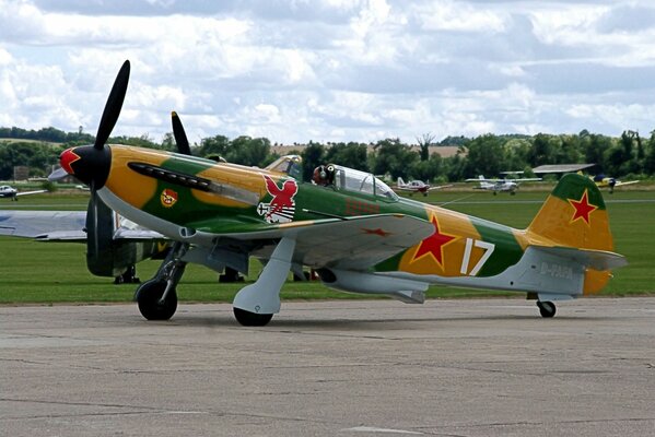 Sowjetisches Flugzeug mit einem Propeller