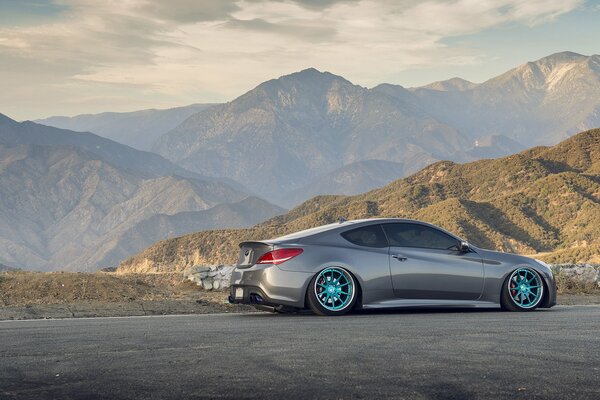 Coche gris en las montañas