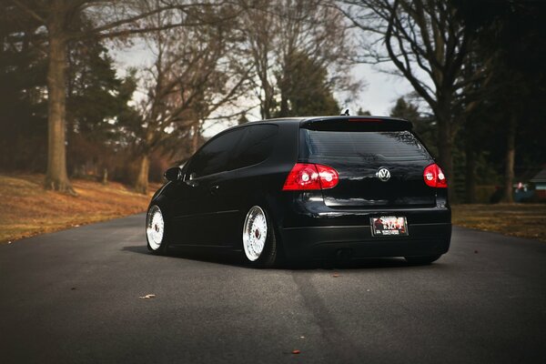 Volkswagen Golf negro, paisaje de otoño