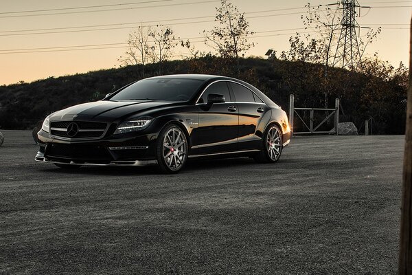 Mercedes negro se ve elegante y de moda