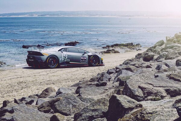 Schöner super Lamborghini am Strand