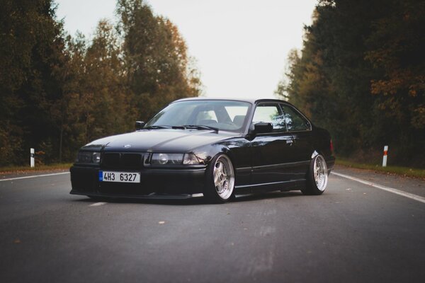 Bmv m3 à travers la route dans la forêt