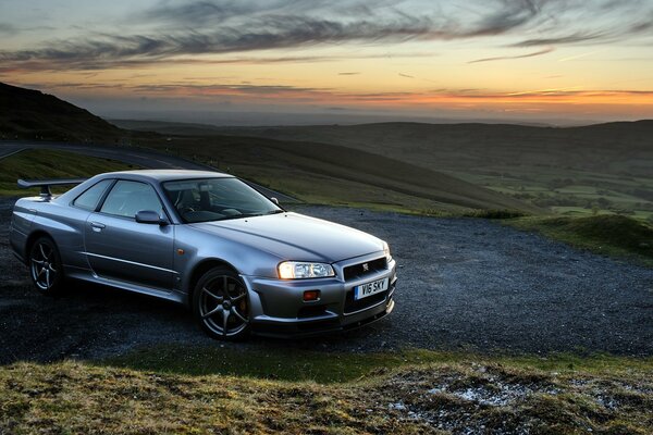 Ikonische Nissan Skyline Auto bei Sonnenuntergang