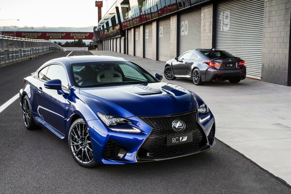 Une Lexus RS bleue sur la piste de course