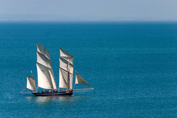 Velero la cancalaise en el mar azul claro