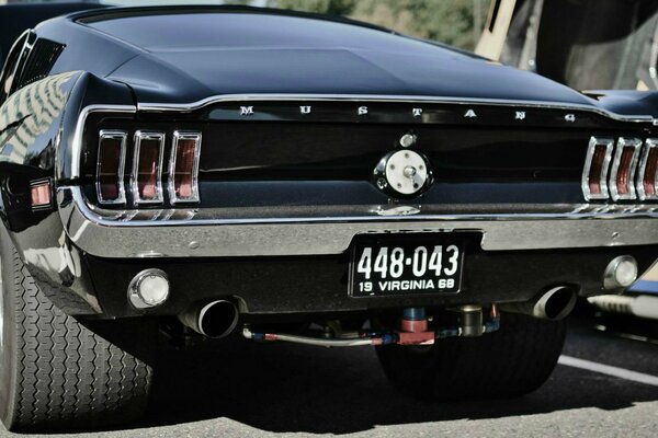 Voiture Ford Mustang 1968 vue arrière