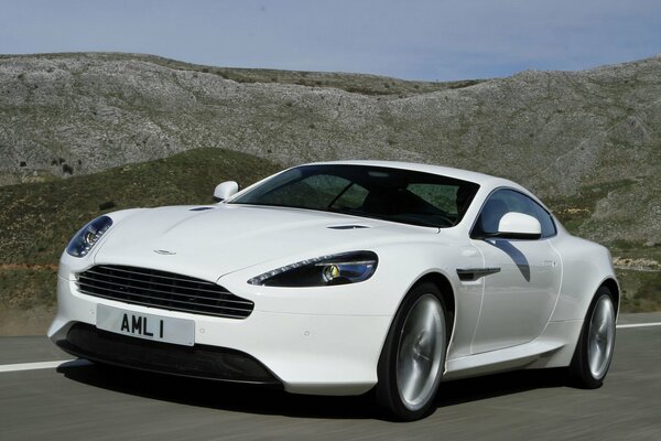 Der weiße Aston Martin fliegt mit hoher Geschwindigkeit