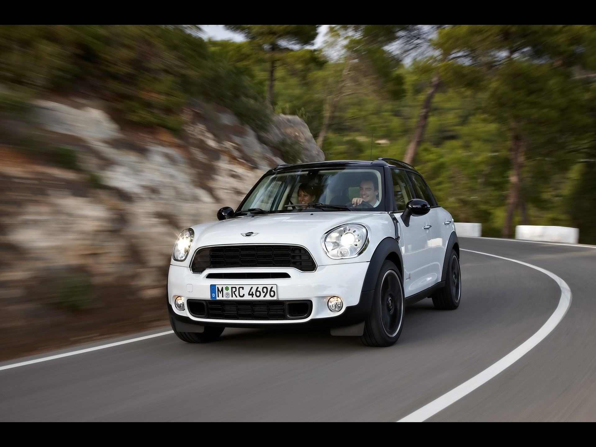 2010-mini-countryman white-front angle-speed 1920x1440