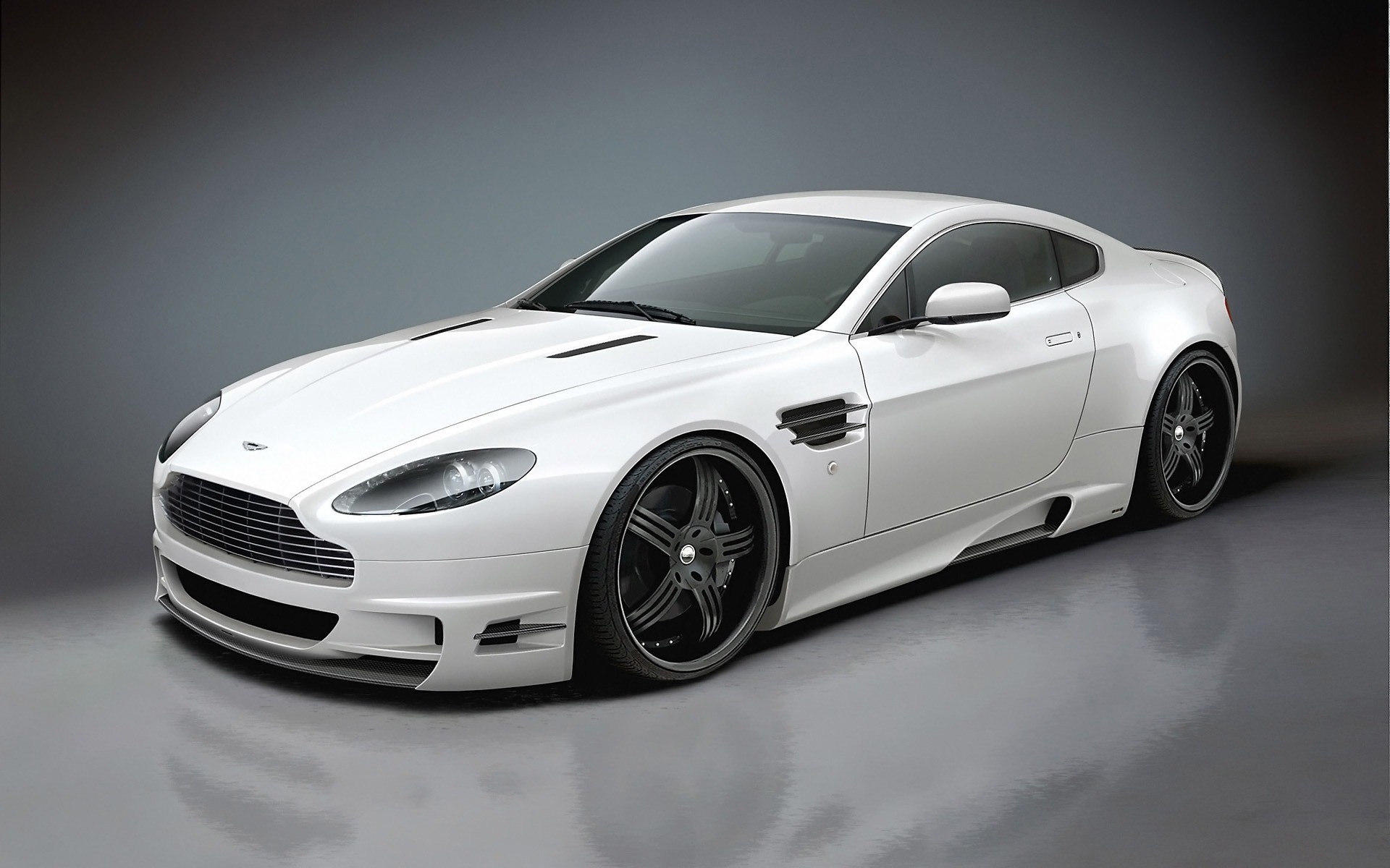 aston martin bianco riflessione messa a punto