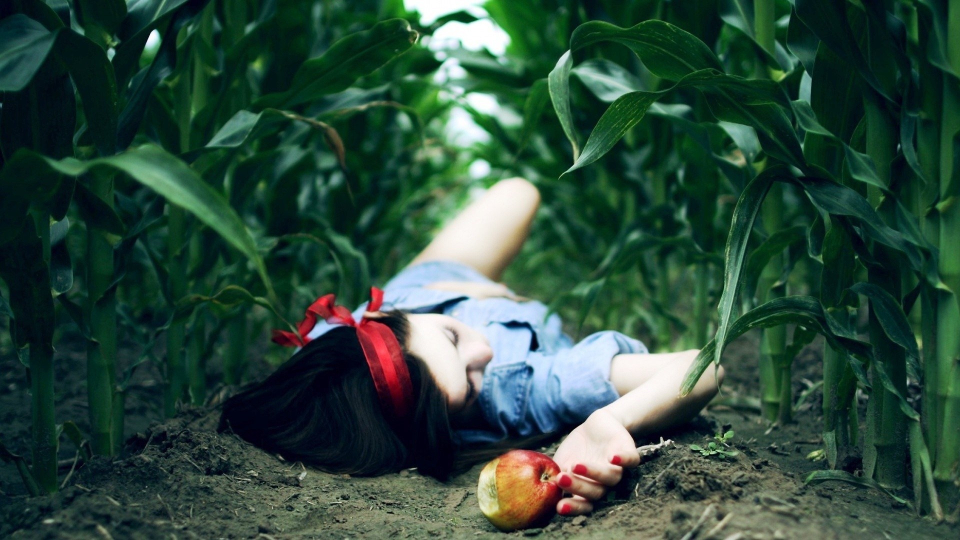 a woman apple mig-15 girl brunette cosplay snow white