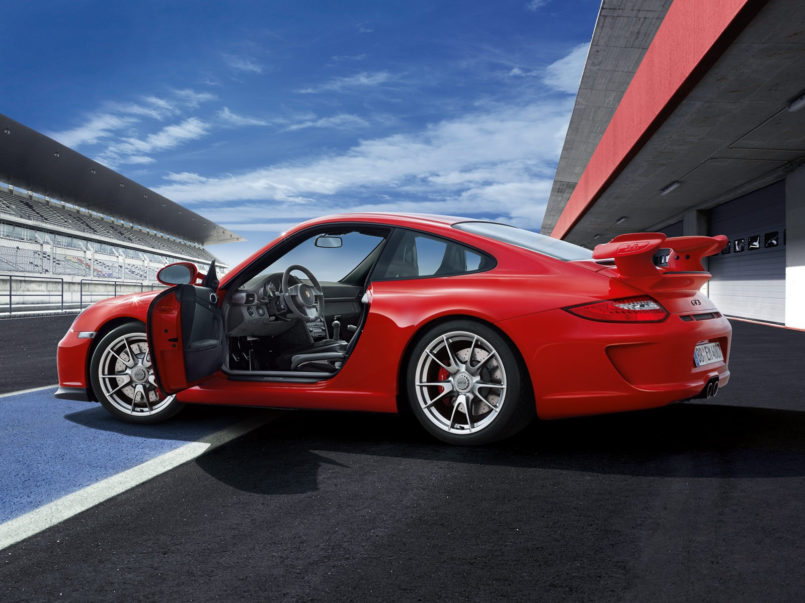 porsche 911 gt3 pista salone cielo rosso