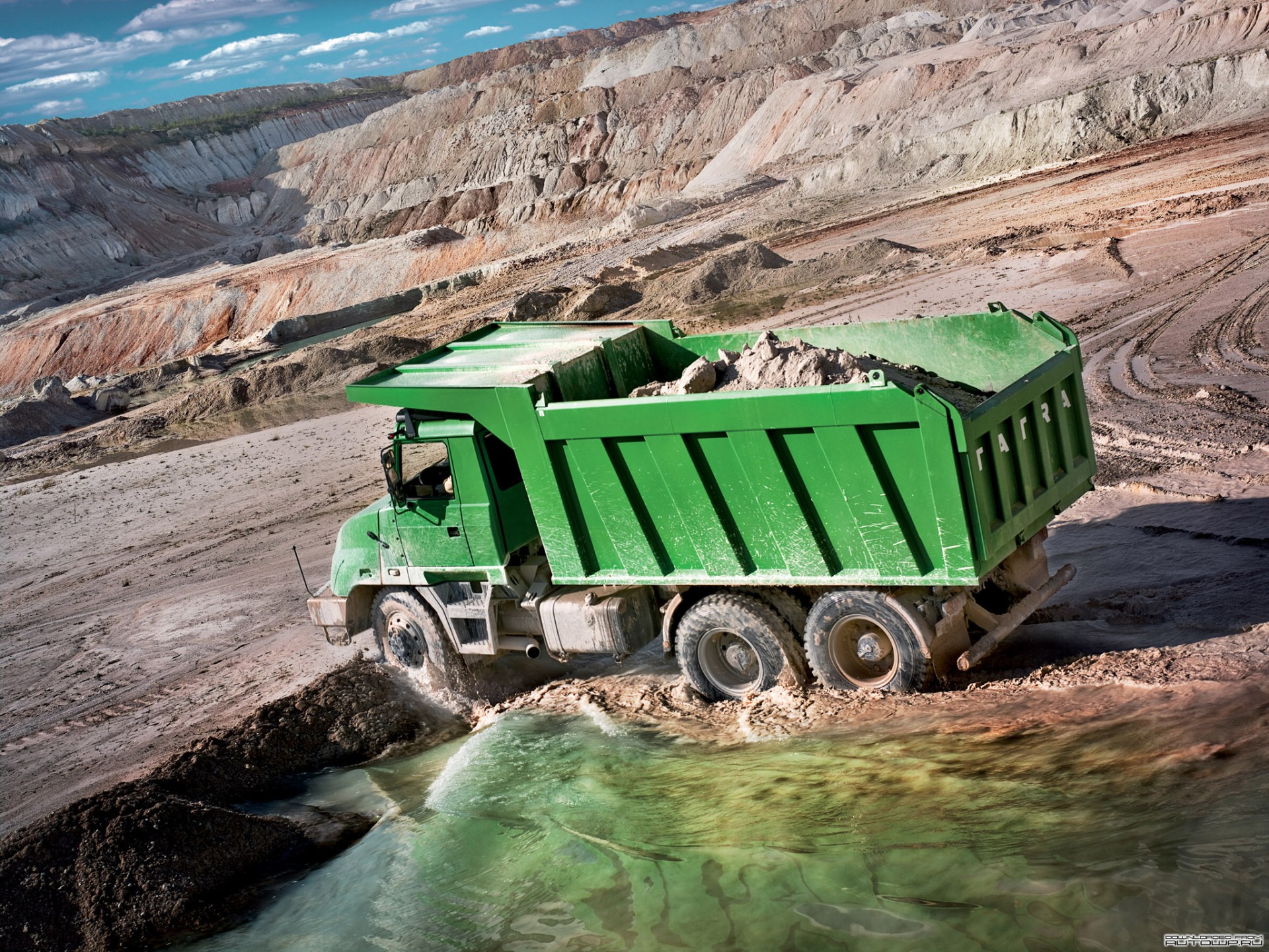 camion vert carrière