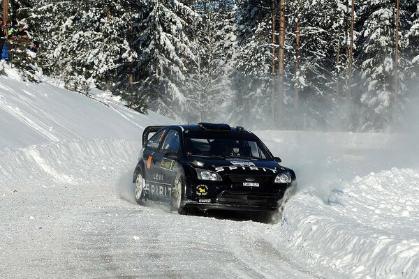 Czarny samochód Forda na zaśnieżonej drodze
