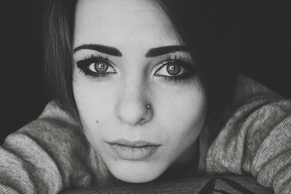 Foto en blanco y negro de una chica con piercing en la nariz