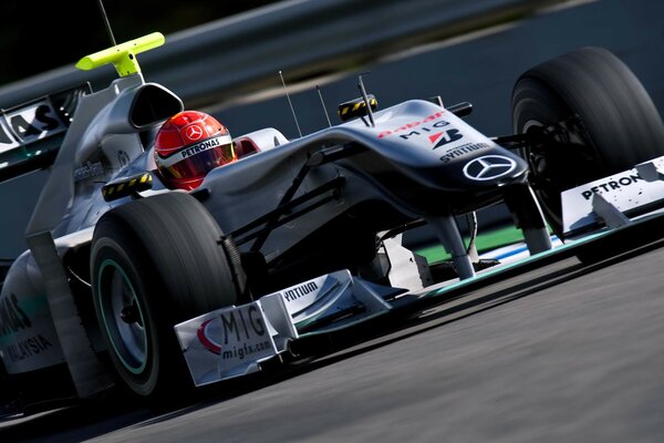 Mercedes Racing avec chauffeur sur la piste de course