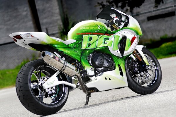 Motobike verde listo para la prueba