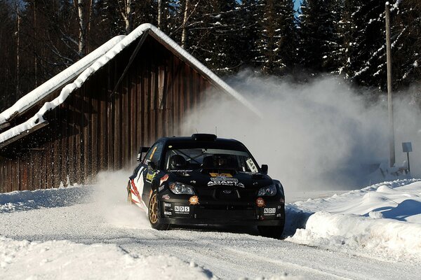 Subaru jeździ po zaśnieżonej drodze z dużą prędkością