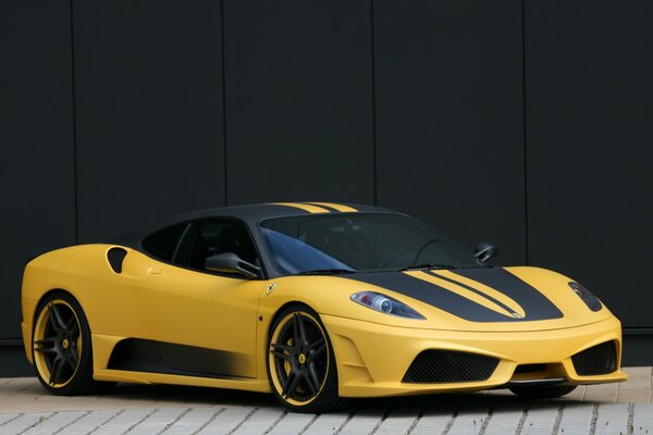 Żółte piękne Ferrari z czarnymi paskami