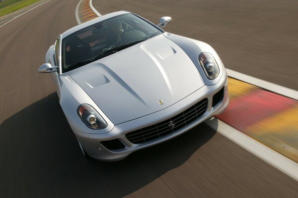 Ferrari GTB blanche sur la piste