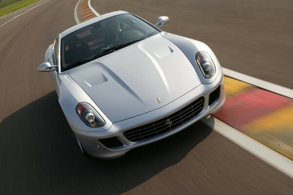 Białe Ferrari gtb na torze