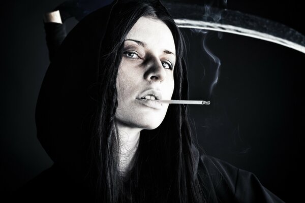 Schwarze Hexe Mädchen mit Zigarette