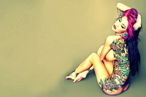 Fille nue avec un beau tatouage