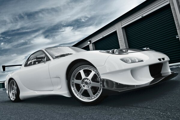 Magnifique tuning mazda sur la photo