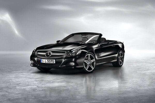 Schwarzes Cabrio von Mercedes